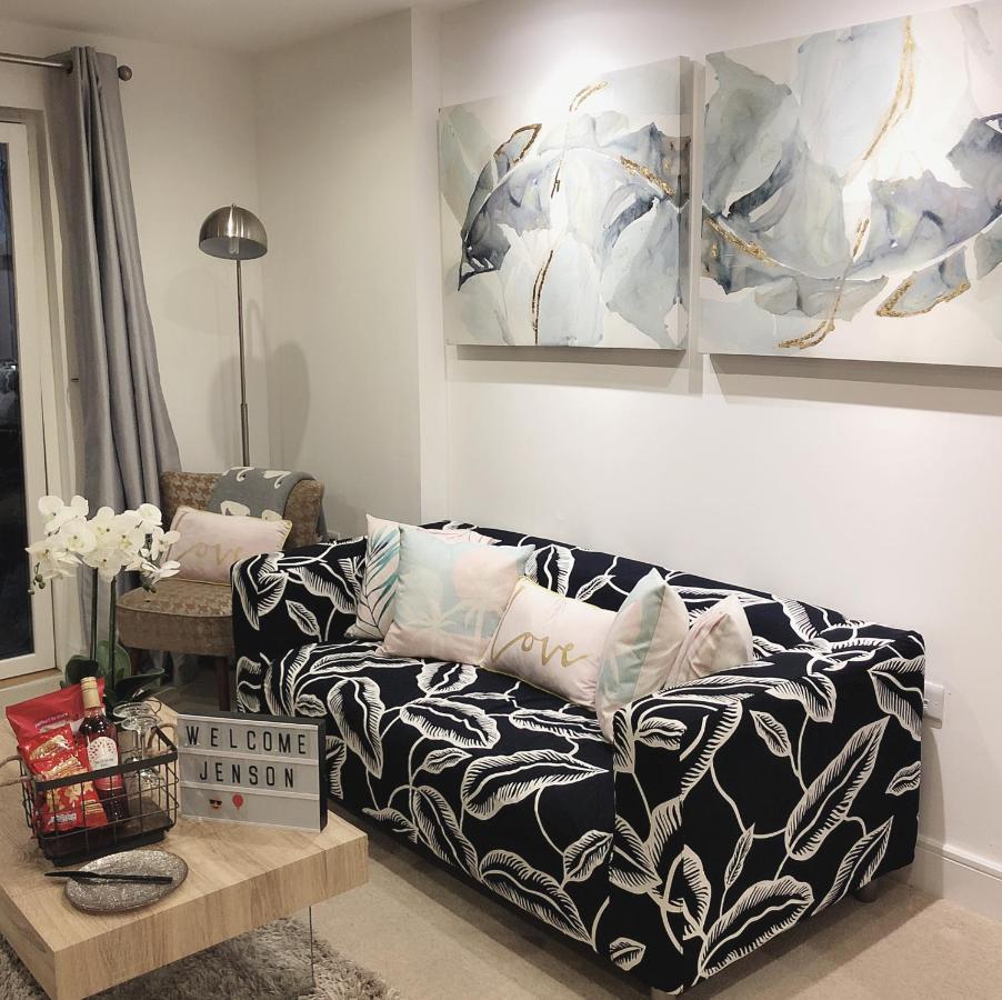 Soak Up The Light At A Soothing, Stylish Apartment In Swansea Marina Экстерьер фото