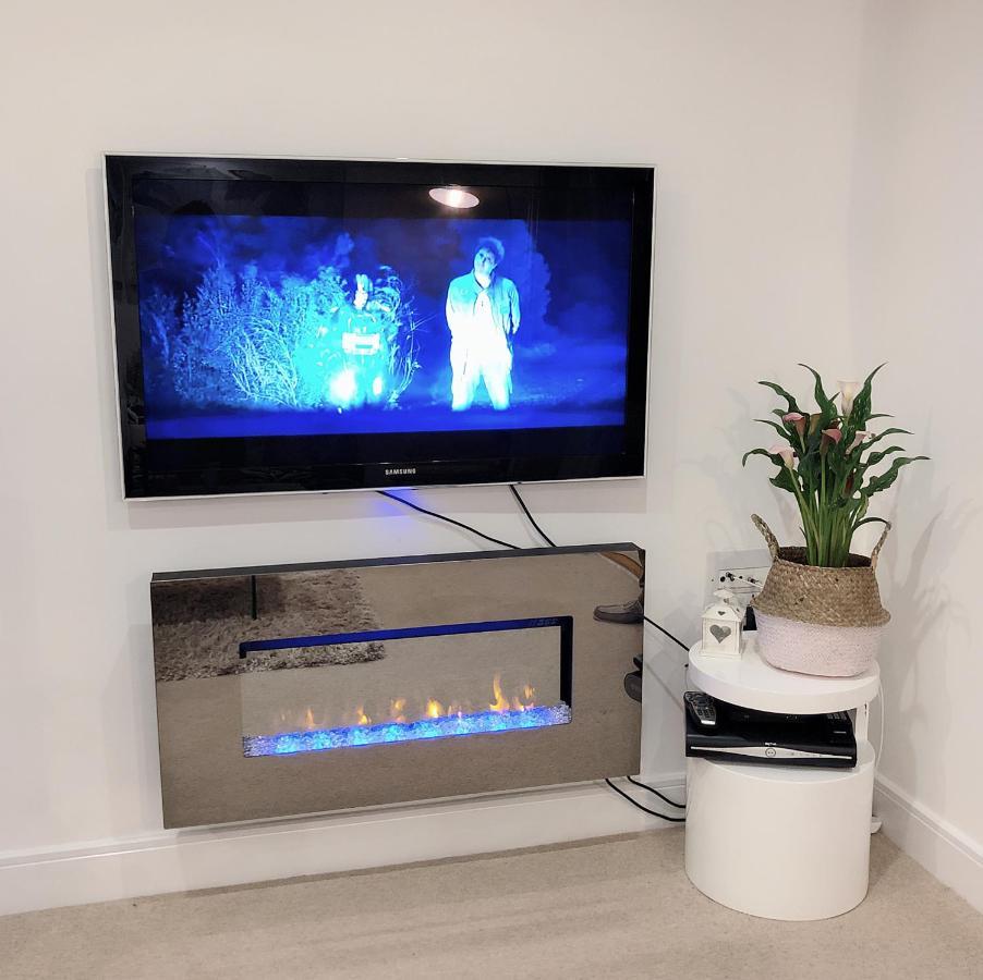 Soak Up The Light At A Soothing, Stylish Apartment In Swansea Marina Экстерьер фото