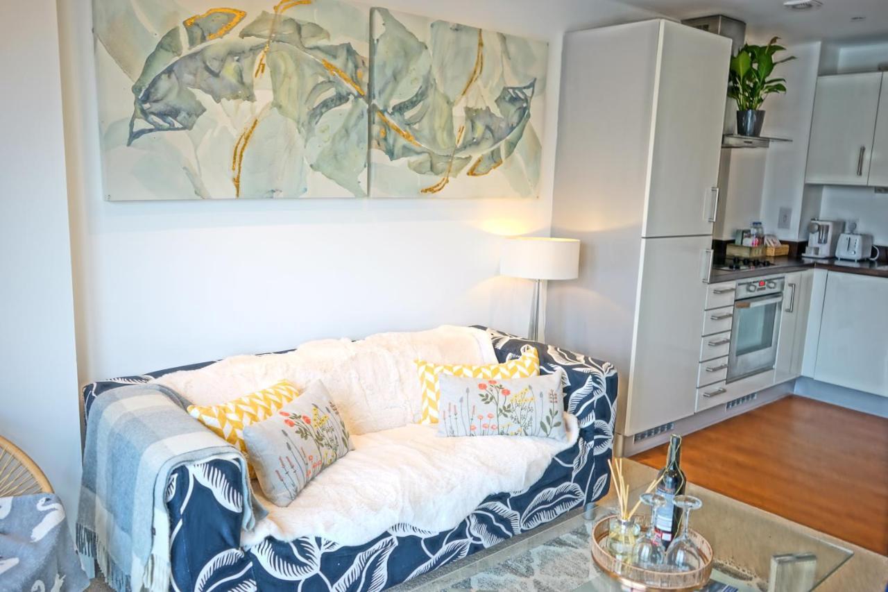 Soak Up The Light At A Soothing, Stylish Apartment In Swansea Marina Экстерьер фото