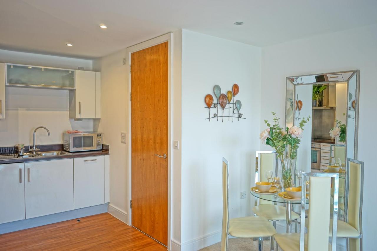Soak Up The Light At A Soothing, Stylish Apartment In Swansea Marina Экстерьер фото