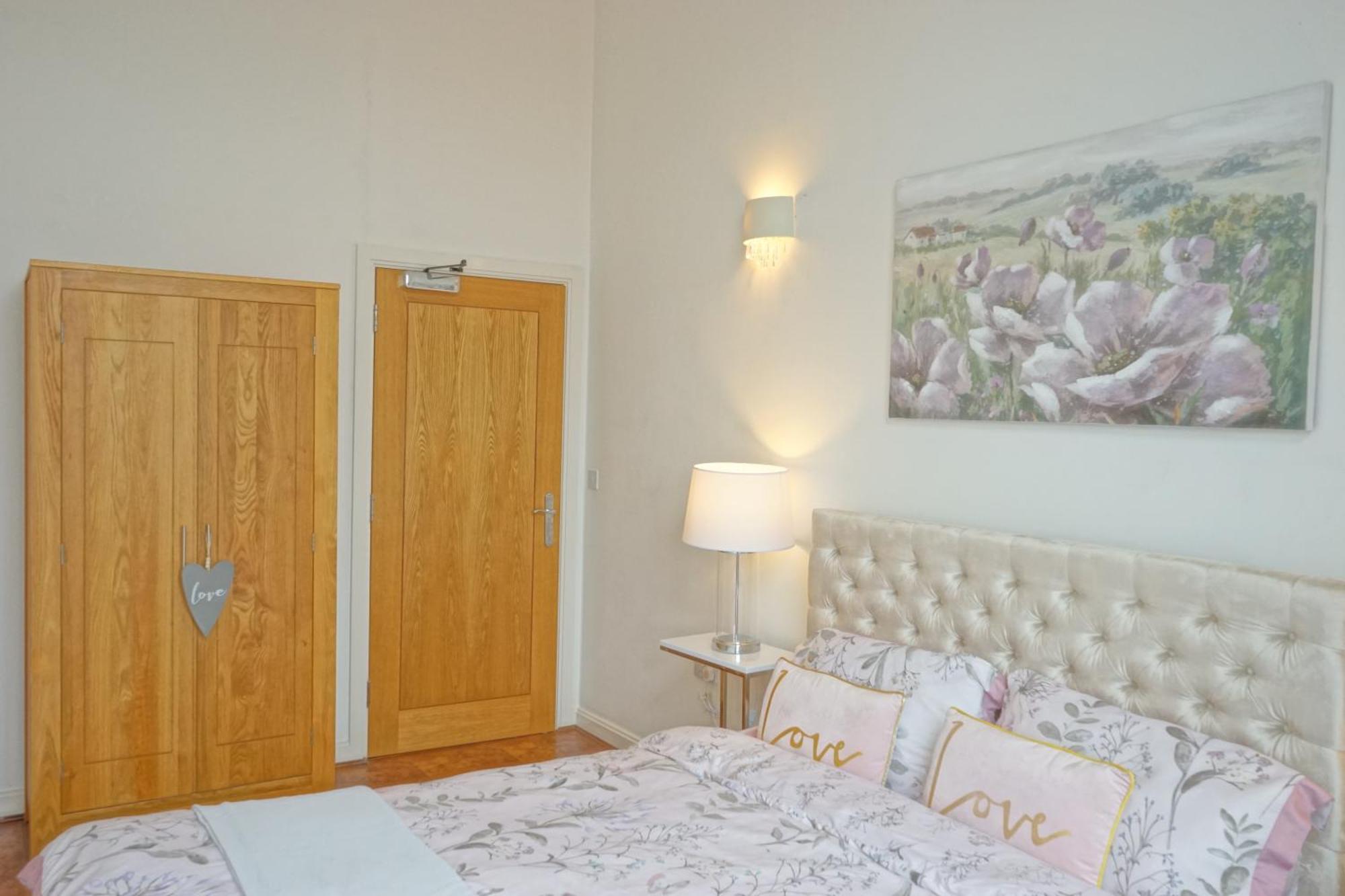 Soak Up The Light At A Soothing, Stylish Apartment In Swansea Marina Экстерьер фото