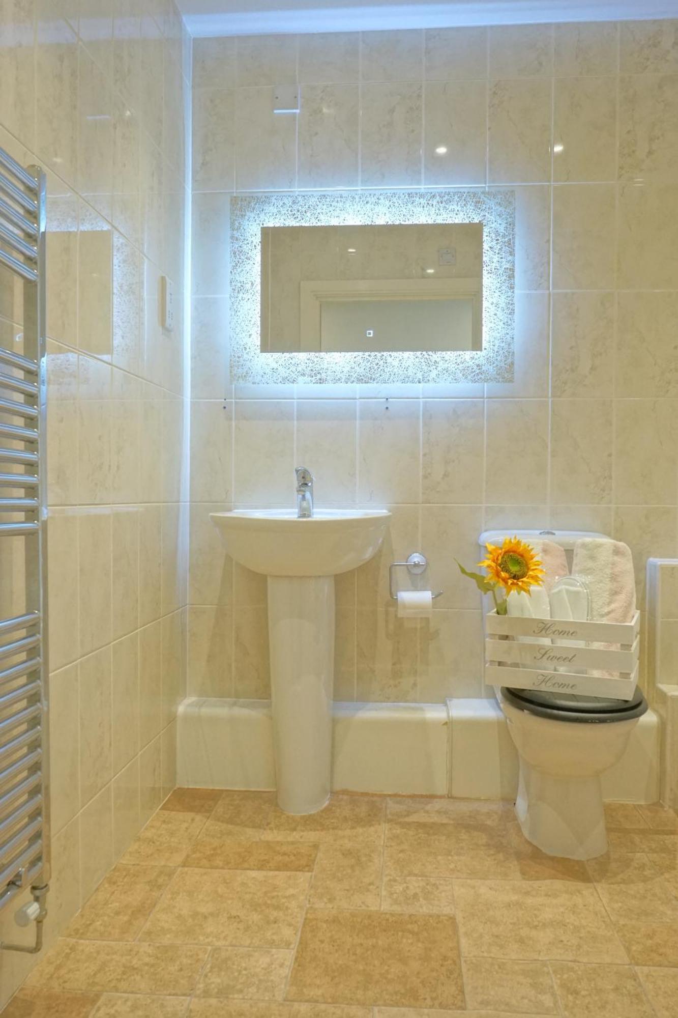 Soak Up The Light At A Soothing, Stylish Apartment In Swansea Marina Экстерьер фото