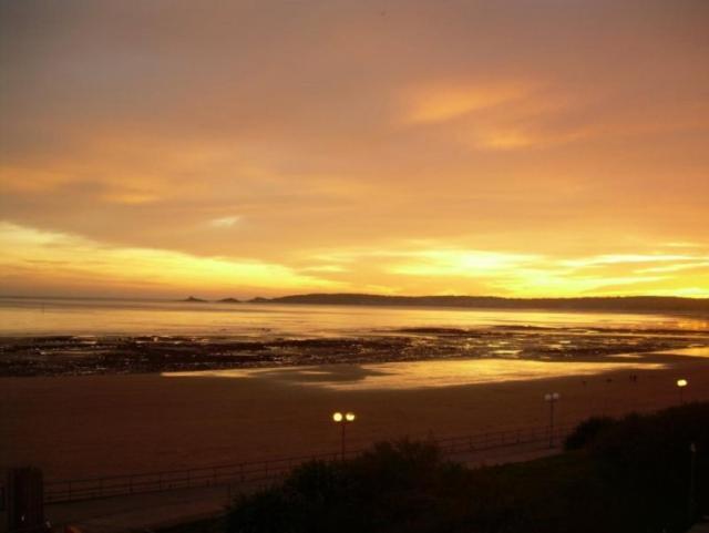 Soak Up The Light At A Soothing, Stylish Apartment In Swansea Marina Экстерьер фото