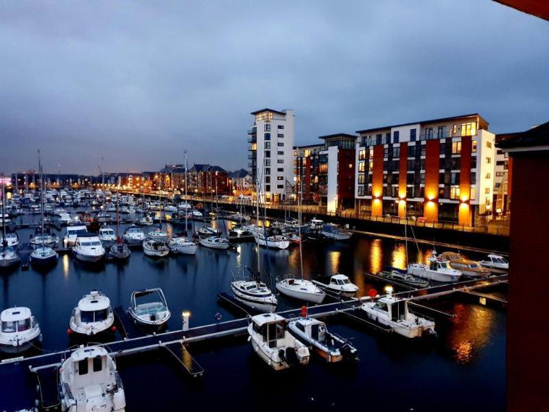 Soak Up The Light At A Soothing, Stylish Apartment In Swansea Marina Экстерьер фото