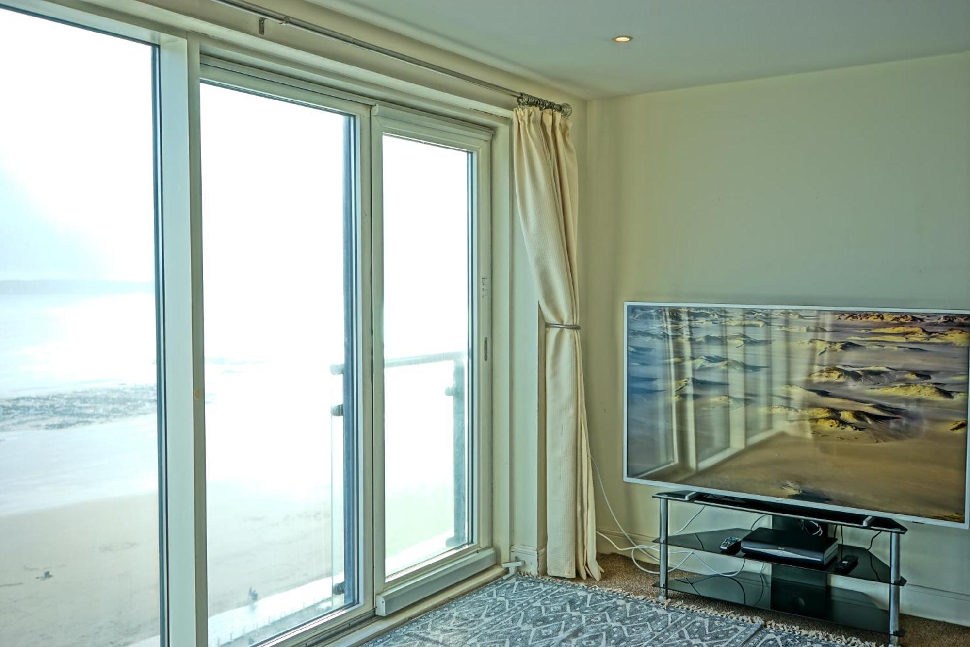 Soak Up The Light At A Soothing, Stylish Apartment In Swansea Marina Номер фото